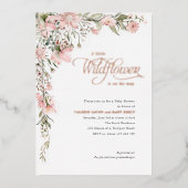 ピンクのワイルドフラワーと緑のベビーガールシャワー 箔招待状 (正面)