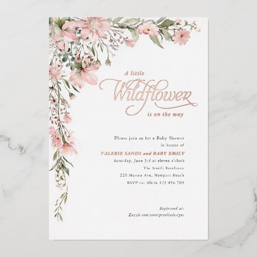 ピンクのワイルドフラワーと緑のベビーガールシャワー 箔招待状 (正面)