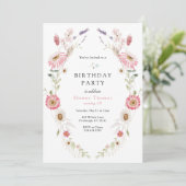 ピンクのワイルドフラワーの花畑のリース 誕生日 招待状 (スタンド正面)