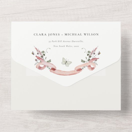 ピンクのワイルドフラワーウォーターカラーモノグラム結婚クレスト オールインワン招待状 (裏面)