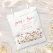 ピンクのワイルドフラワーガールベビーシャワー フェイバーバッグ (クリップ留めされた状態)