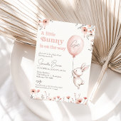 ピンクのワイルドフラワーバルーン小さなバニー赤ちゃんシャワー 招待状