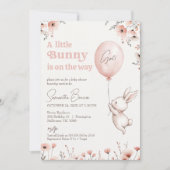 ピンクのワイルドフラワーバルーン小さなバニー赤ちゃんシャワー 招待状 (正面)
