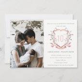 ピンクのワイルドフラワーモノグラムクレスト写真記念日 招待状 (正面)