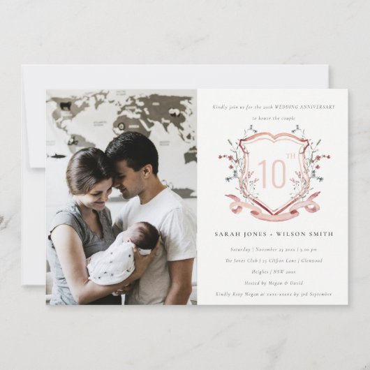 ピンクのワイルドフラワーモノグラムクレスト写真記念日 招待状 (正面)