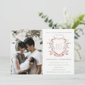 ピンクのワイルドフラワーモノグラムクレスト写真記念日 招待状 (スタンド正面)