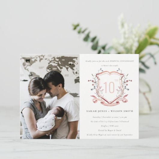 ピンクのワイルドフラワーモノグラムクレスト写真記念日 招待状 (スタンド正面)