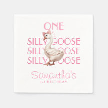 ピンクのワガママなシンデレラのような女の子の1歳の誕生日