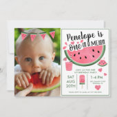 ピンクのワンピースのメロンの中の写真の女の子の1歳の誕生日 招待状 (正面)