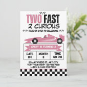 ピンクのヴィンテージカーの女の子誕生日Two Fast 2 Curious 招待状 (スタンド正面)