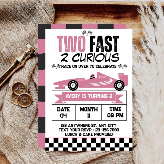 ピンクのヴィンテージカーの女の子誕生日Two Fast 2 Curious 招待状