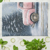 ピンクのヴィンテージトラックがクリスマスツリーを運ぶ キッチンタオル (折り畳み)