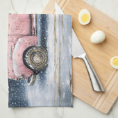 ピンクのヴィンテージトラックがクリスマスツリーを運ぶ キッチンタオル (四つ折り)