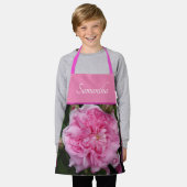 ピンクのヴィンテージバラバラガールズキッズエプロンかわいらしン エプロン (着用した状態)