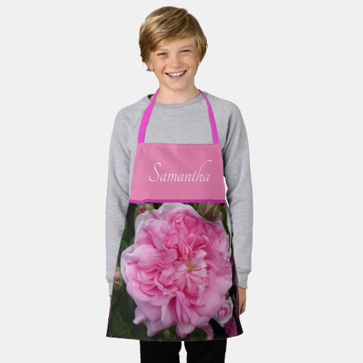 ピンクのヴィンテージバラバラガールズキッズエプロンかわいらしン エプロン (着用した状態)