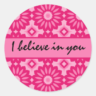 ピンクの万華鏡のように千変万化するパターン。 私はあなたで勇気付けられるを信じます ラウンドシール