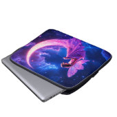 ピンクの三日月のおとぎ話の星空のアート ラップトップスリーブ (正面下部)