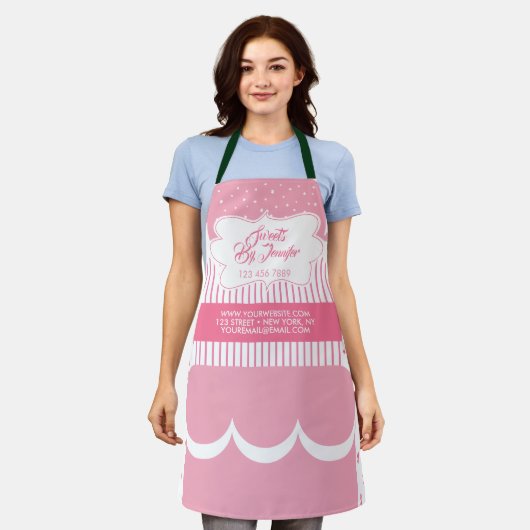 ピンクの三段重ねケーキ ベーカリー エプロン (着用した状態)