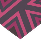 ピンクの三角形パターン ロングテーブルランナー (コーナー)