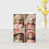 ピンクの不気味なヴィンテージ人形のコラージュで身を包む カード (黄色い花)