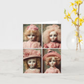 ピンクの不気味なヴィンテージ人形を着た4人 カード (黄色い花)