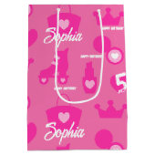 ピンクの人形の誕生日パーティカスタム、名前をカスタムする ミディアムペーパーバッグ (裏面)