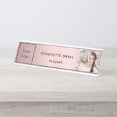 ピンクの写真のエレガントビジネスロゴ デスクネームプレート (正面)
