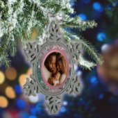 ピンクの冬のクリスマスファミリーフォト スノーフレークピューターオーナメント