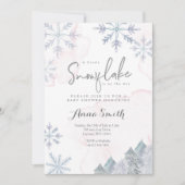 ピンクの冬の小さな雪の結晶が途中にある 招待状 (正面)