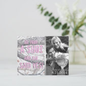 ピンクの冬の迷彩柄日付の結婚はがきを保存 ポストカード (スタンド正面)