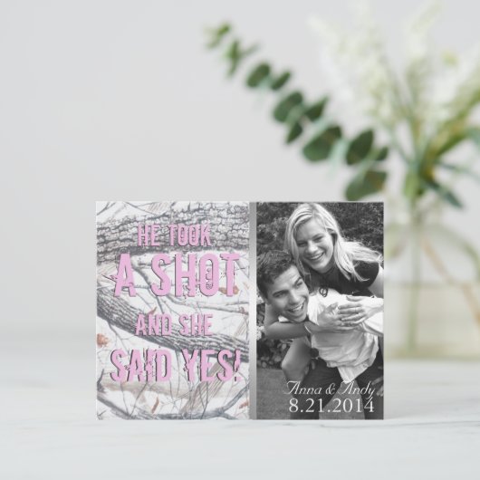 ピンクの冬の迷彩柄日付の結婚はがきを保存 ポストカード (スタンド正面)