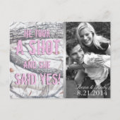 ピンクの冬の迷彩柄日付の結婚はがきを保存 ポストカード (正面)