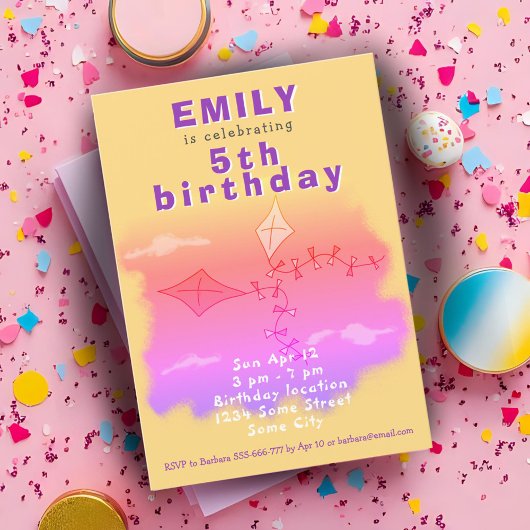 ピンクの凧を描く子供の誕生日パーティー 招待状