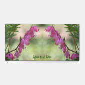 ピンクの出血ハートの花パーソナライズされた デスクマット (正面)