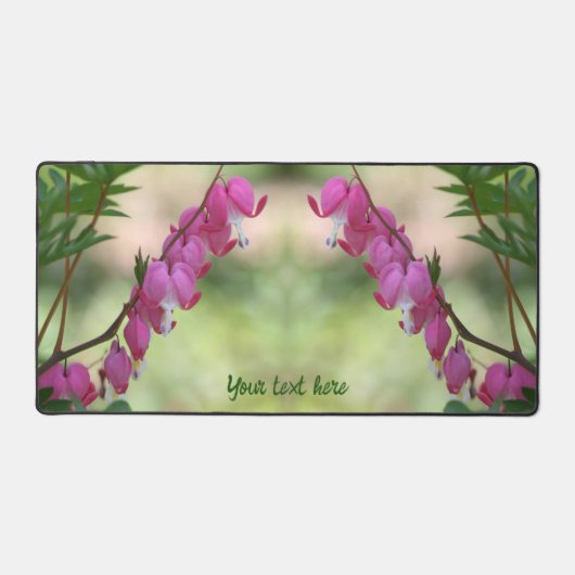 ピンクの出血ハートの花パーソナライズされた デスクマット (正面)