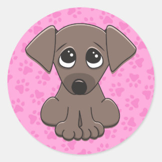 ピンクの前足のプリントの背景にかわいい茶色の子犬 ラウンドシール