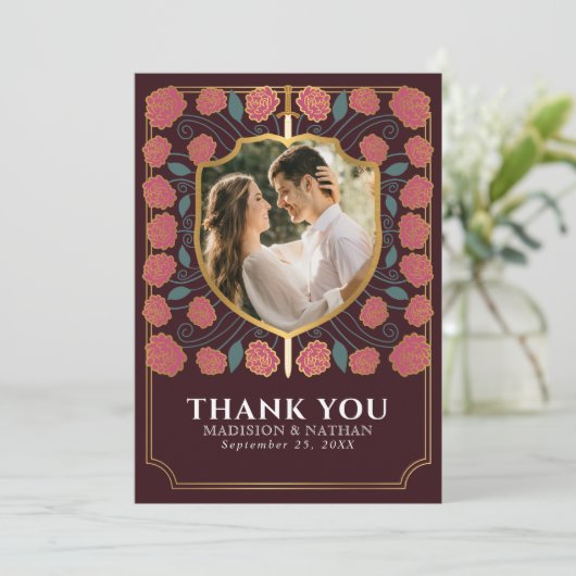 ピンクの剣と盾を掲げる中世ファンタジーウェディング サンキューカード (スタンド正面)