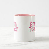 ピンクの動揺してな文字の英語の先生 ツートーンマグカップ (中央)