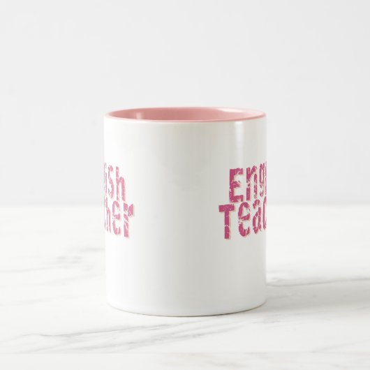 ピンクの動揺してな文字の英語の先生 ツートーンマグカップ (中央)