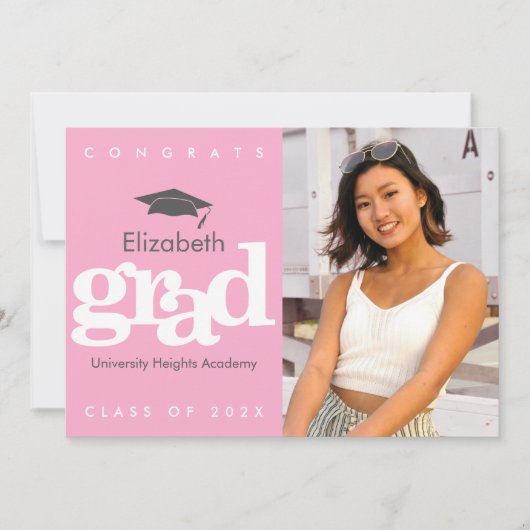ピンクの卒業写真のグレーのはっきりしたキャップモダンタイプ 案内状 (正面)