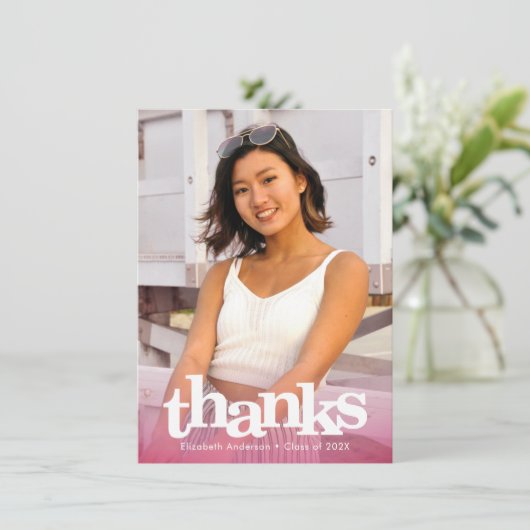 ピンクの卒業写真はっきりしたタイポグラフィシモダンック サンキューカード (スタンド正面)