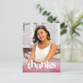 ピンクの卒業写真はっきりしたタイポグラフィ感謝していユー ポストカード (スタンド正面)