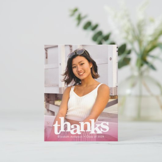 ピンクの卒業写真はっきりしたタイポグラフィ感謝していユー ポストカード (スタンド正面)