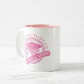 ピンクの卒業生総代の卒業のギフト ツートーンマグカップ (正面左)