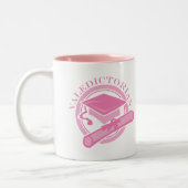 ピンクの卒業生総代の卒業のギフト ツートーンマグカップ (左)