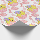 ピンクの卵を持つキュートな黄色のイースターチック ラッピングペーパー (角)