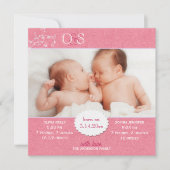 ピンクの双子の少女の写真誕生のお知らせ 案内状 (正面)