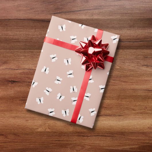 ピンクの可愛い手描き蝶パターン ラッピングペーパー