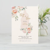 ピンクの可愛い赤ちゃん女の子の飲み物が見えるボトル ベビーシャワー 招待状 (スタンド正面)