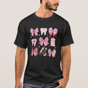 ピンクの可愛らしいリボンと歯のデザイン 歯科医 スタッフ デンタル Tシャツ